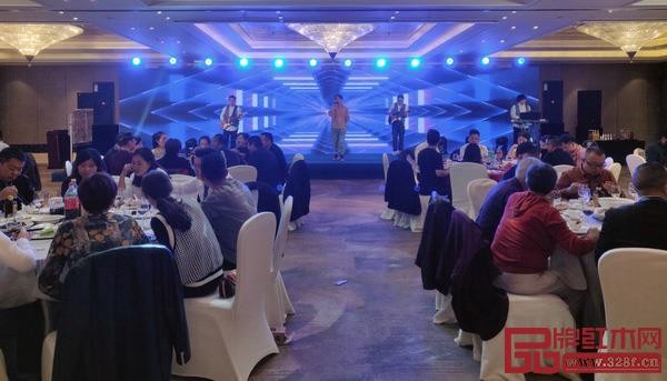 丰富的表演节目,在答谢晚宴现场掀起一浪浪高潮 丰富的表演节目,在答谢晚宴现场掀起一浪浪高潮