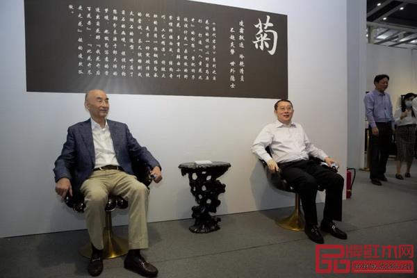 中国传统工艺大师、泰和园创始人邵湘文(左)、邀请深圳市委常委宣传部王强部长(右)坐在当代君子菊花椅上体验 中国传统工艺大师、泰和园创始人邵湘文(左)、邀请深圳市委常委宣传部王强部长(右)坐在当代君子菊花椅上体验