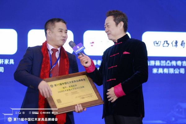 老周家居董事长周仲坚(左)接受中央电视台主持人赵保乐(右)采访,谈及创立品牌初衷 老周家居董事长周仲坚(左)接受中央电视台主持人赵保乐(右)采访,谈及创立品牌初衷