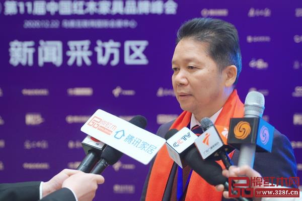 顺泰轩·书香门第董事长刘胜长在红木品牌峰会现场接受中央电视台、腾讯家居、凤凰网、中山商易电子商务有限公司等媒体联访 顺泰轩·书香门第董事长刘胜长在红木品牌峰会现场接受中央电视台、腾讯家居、凤凰网、中山商易电子商务有限公司等媒体联访