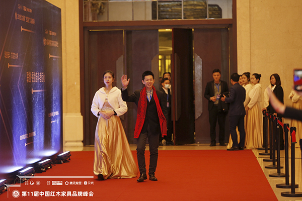 董事长冯锡满出席2020中国红木人年终秀暨第11届中国红木家具品牌峰会答谢晚宴 董事长冯锡满出席2020中国红木人年终秀暨第11届中国红木家具品牌峰会答谢晚宴