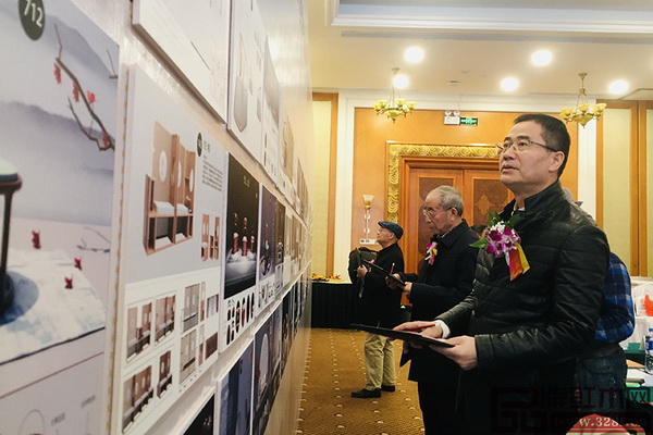 广东省第十三届人大代表、广东省家具协会会长王克(右),中国高等家具设计专业创始人胡景初(左),中国红木家具技术专家曹新民(中)在认真评鉴作品 广东省第十三届人大代表、广东省家具协会会长王克(右),中国高等家具设计专业创始人胡景初(左),中国红木家具技术专家曹新民(中)在认真评鉴作品
