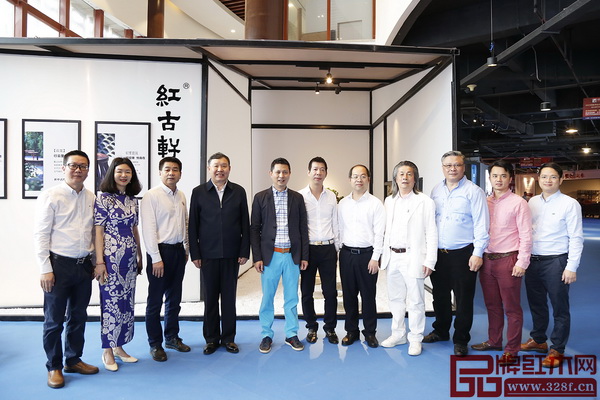 中国家具协会理事长徐祥楠(左四)、中山市大涌镇党委副书记、镇长贺修虎(左三)等领导专家莅临红古轩,品牌创始人吴赤宇(左五)热情接待 中国家具协会理事长徐祥楠(左四)、中山市大涌镇党委副书记、镇长贺修虎(左三)等领导专家莅临红古轩,品牌创始人吴赤宇(左五)热情接待