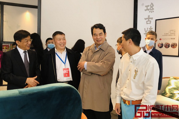 中国林业产业联合会副会长兼秘书长、中国林产工业协会执行会长王满(前排右二),中国林业产业联合会副会长兼品牌建设分会理事长蒋周明(前排左二)莅临红古轩展馆走访,红古轩品牌创始人吴赤宇(前排右一)热情接待 中国林业产业联合会副会长兼秘书长、中国林产工业协会执行会长王满(前排右二),中国林业产业联合会副会长兼品牌建设分会理事长蒋周明(前排左二)莅临红古轩展馆走访,红古轩品牌创始人吴赤宇(前排右一)热情接待