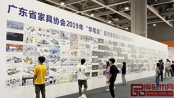 参展嘉宾认真品鉴“华笔奖”系列家具设计大赛获奖作品 参展嘉宾认真品鉴“华笔奖”系列家具设计大赛获奖作品