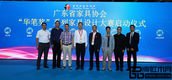 红古轩品牌创始人吴赤宇(左三)与广东省家具协会会长王克(左四)、执行会长兼秘书长张承志(右四)共同主礼“华笔奖”启动仪式 红古轩品牌创始人吴赤宇(左三)与广东省家具协会会长王克(左四)、执行会长兼秘书长张承志(右四)共同主礼“华笔奖”启动仪式