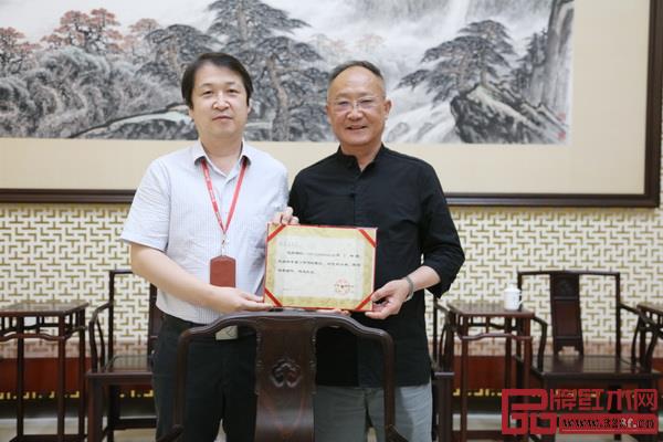 广东省博物馆现任馆长肖海明向鲁班木艺创始人、中国传统工艺大师李爱金颁发力作捐赠证书 广东省博物馆现任馆长肖海明向鲁班木艺创始人、中国传统工艺大师李爱金颁发力作捐赠证书