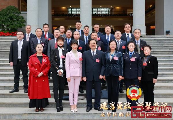 政协深圳市龙华区委员会委员、戴为集团创始人翁肖尤(一排左二)参加龙华区政协一届五次会议 政协深圳市龙华区委员会委员、戴为集团创始人翁肖尤(一排左二)参加龙华区政协一届五次会议