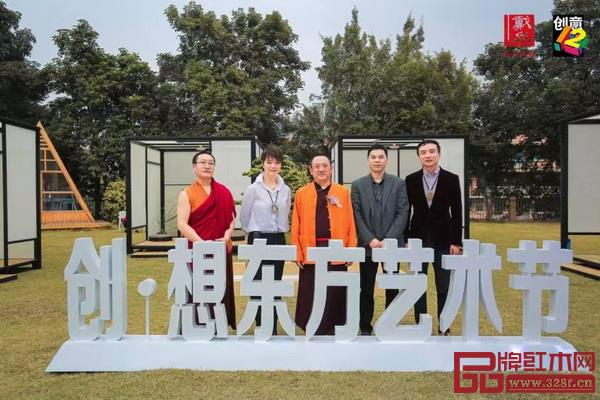 翁肖尤围绕品牌战略规划,定期组织策划独有的创意艺术文化活动,尽显品牌文化格调 翁肖尤围绕品牌战略规划,定期组织策划独有的创意艺术文化活动,尽显品牌文化格调