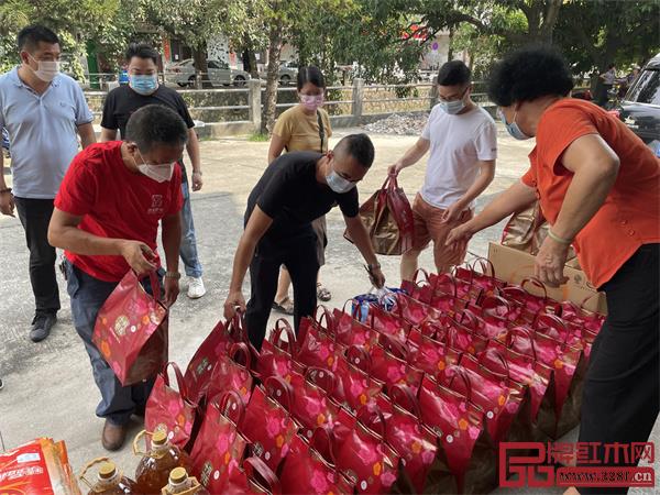 活动慰问组为大泽镇敬老院老人们准备的中秋礼品 活动慰问组为大泽镇敬老院老人们准备的中秋礼品