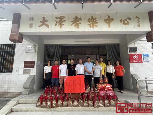 图左起为:镇党政综合办公室主任廖洁珠、广作红木研究院常务理事鑫瑞景华彭兴华、森木家具蒋华侨、源源红家具张思元、大泽镇委书记宁路庚、广作红木研究院院长尹付林、广作红木研究院常务理事和瑞红木家具刘冬清、高道摄影汲传凯、副镇长(人选)梁韵芳、大泽敬老院工作人员。 图左起为:镇党政综合办公室主任廖洁珠、广作红木研究院常务理事鑫瑞景华彭兴华、森木家具蒋华侨、源源红家具张思元、大泽镇委书记宁路庚、广作红木研究院院长尹付林、广作红木研究院常务理事和瑞红木家具刘冬清、高道摄影汲传凯、副镇长(人选)梁韵芳、大泽敬老院工作人员。