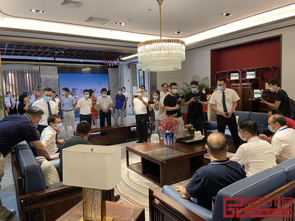 专家领导一行参观闲适红木展厅 专家领导一行参观闲适红木展厅
