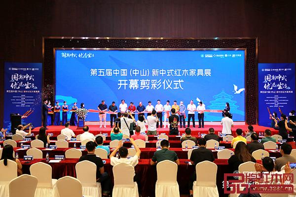 林伟华会长(右一)与其他领导专家进行开幕剪彩仪式 林伟华会长(右一)与其他领导专家进行开幕剪彩仪式