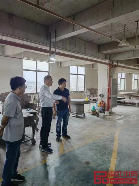 东阳市副市长黄阳明(右二)一行莅临华夏一品参观指导 东阳市副市长黄阳明(右二)一行莅临华夏一品参观指导