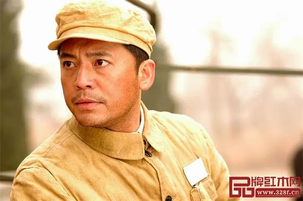 著名演员何政军主演电视剧《亮剑》,饰赵刚政委一角 著名演员何政军主演电视剧《亮剑》,饰赵刚政委一角