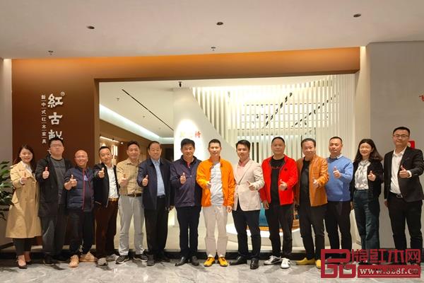 研讨会与会成员合影 研讨会与会成员合影