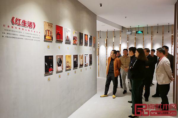 会前与会人员参观红古轩文化展厅 会前与会人员参观红古轩文化展厅