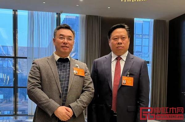 陈淦凡(左)与新一届政协主席廖和平(右)合影留念 陈淦凡(左)与新一届政协主席廖和平(右)合影留念