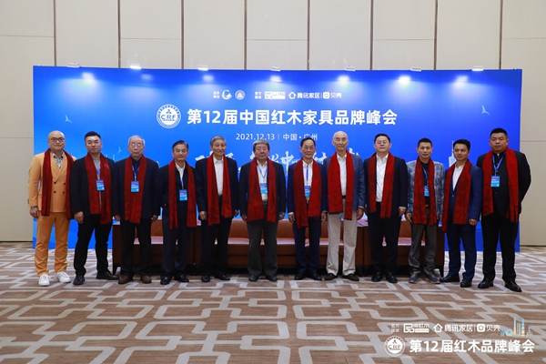红古轩品牌创始人吴赤宇(右三)与国家文化部原副部长、国家博物馆首任馆长潘震宙(右六),国家文物局原副局长张柏(右七)等领导嘉宾在品牌峰会现场合影 红古轩品牌创始人吴赤宇(右三)与国家文化部原副部长、国家博物馆首任馆长潘震宙(右六),国家文物局原副局长张柏(右七)等领导嘉宾在品牌峰会现场合影