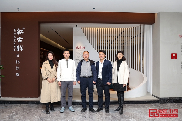 故宫博物院家具研究员周京南莅临中山红木之都知名品牌参观及合影 故宫博物院家具研究员周京南莅临中山红木之都知名品牌参观及合影