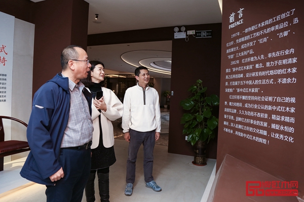 红古轩品牌创始人吴赤宇(右)、红古轩营销总监杨晶(中)陪同故宫博物院家具研究员周京南(左)参观红古轩文化展厅 红古轩品牌创始人吴赤宇(右)、红古轩营销总监杨晶(中)陪同故宫博物院家具研究员周京南(左)参观红古轩文化展厅