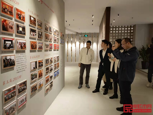 故宫博物院家具研究员周京南(右一)了解“红古轩”杯新中式家具设计大赛十三年历程 故宫博物院家具研究员周京南(右一)了解“红古轩”杯新中式家具设计大赛十三年历程