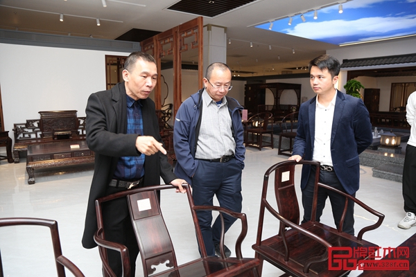 波记紫檀馆董事长伍建波(左)为故宫博物院家具研究员周京南(中)、全联艺术红木家具委员会执行会长林伟华(右)介绍大红酸枝精品 波记紫檀馆董事长伍建波(左)为故宫博物院家具研究员周京南(中)、全联艺术红木家具委员会执行会长林伟华(右)介绍大红酸枝精品