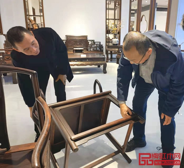 故宫博物院家具研究员周京南(中)体验波记紫檀馆红木家具 故宫博物院家具研究员周京南(中)体验波记紫檀馆红木家具