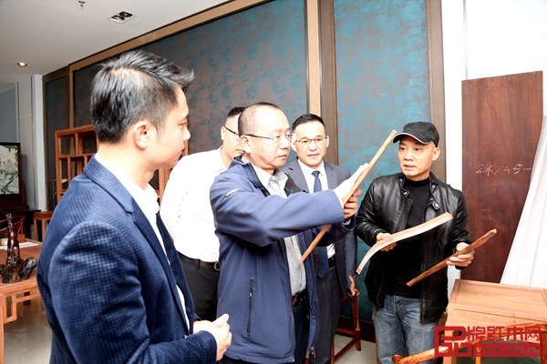 故宫博物院家具研究员周京南(左二)品鉴雅宋红木缅花木材 故宫博物院家具研究员周京南(左二)品鉴雅宋红木缅花木材