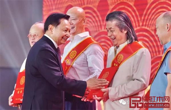 明清家具设计大师伍炳亮先生获颁“第八届中国工艺美术大师”荣誉证书。 明清家具设计大师伍炳亮先生获颁“第八届中国工艺美术大师”荣誉证书。