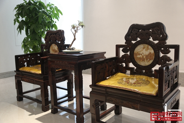波记紫檀馆坚持无白皮无辅料的标准,只选小叶紫檀大料老料,保证小叶紫檀家具用材品质 波记紫檀馆坚持无白皮无辅料的标准,只选小叶紫檀大料老料,保证小叶紫檀家具用材品质