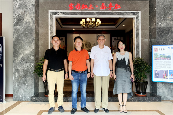 故宫博物院文保科技部原主任曹静楼莅临万事红红木，高标准工艺获高度赞扬！
