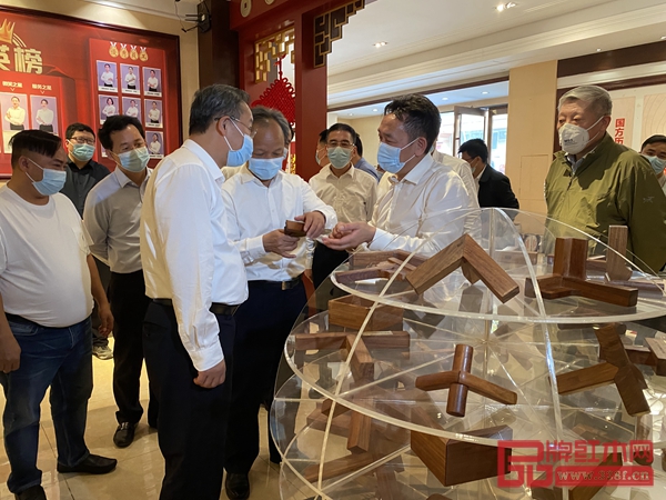 省市镇及国家版本馆领导在国方家居董事长陈新平的陪同下参观国方家居展厅 省市镇及国家版本馆领导在国方家居董事长陈新平的陪同下参观国方家居展厅