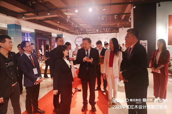 中国家具协会理事长徐祥楠,中国家具协会秘书长屠祺,中山市委常委刘美新等领导嘉宾参观设计展 中国家具协会理事长徐祥楠,中国家具协会秘书长屠祺,中山市委常委刘美新等领导嘉宾参观设计展