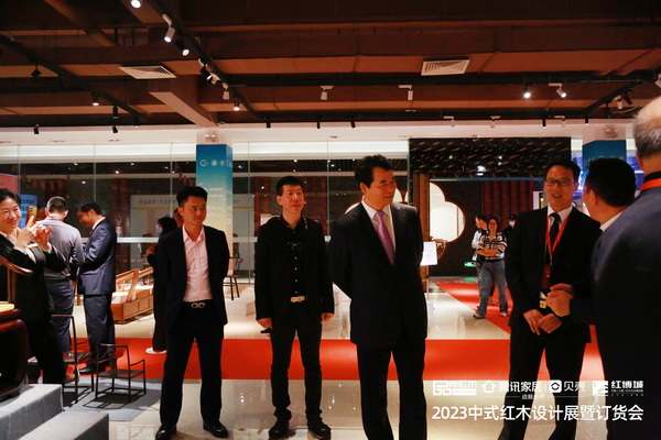 中国林产工业协会执行会长王满(右三)、中山市副市长周作德(右二)等领导嘉宾参观设计展 中国林产工业协会执行会长王满(右三)、中山市副市长周作德(右二)等领导嘉宾参观设计展