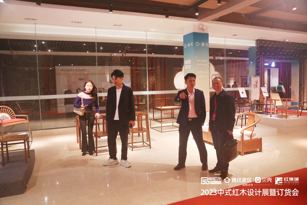 中国林产工业协会红木分会会长吴劲松(右一)、全联艺术红木家具专业委员会执行会长、中山市红木古典家具学会会长、品牌红木CEO林伟华(右二)参观设计展 中国林产工业协会红木分会会长吴劲松(右一)、全联艺术红木家具专业委员会执行会长、中山市红木古典家具学会会长、品牌红木CEO林伟华(右二)参观设计展