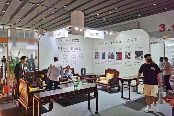 古森红木展位人群络绎不绝 古森红木展位人群络绎不绝
