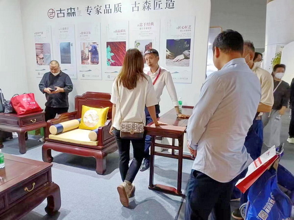 众多经销商、消费者前来展位咨询 众多经销商、消费者前来展位咨询
