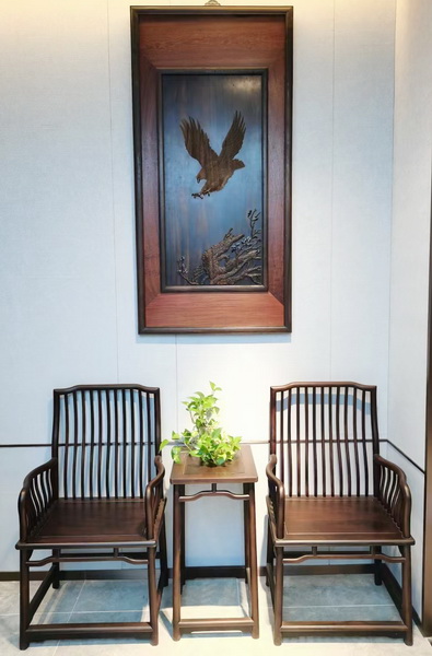 御华轩红木丝翎檀雕《大展鸿图》可用于居家、办公装饰等 御华轩红木丝翎檀雕《大展鸿图》可用于居家、办公装饰等
