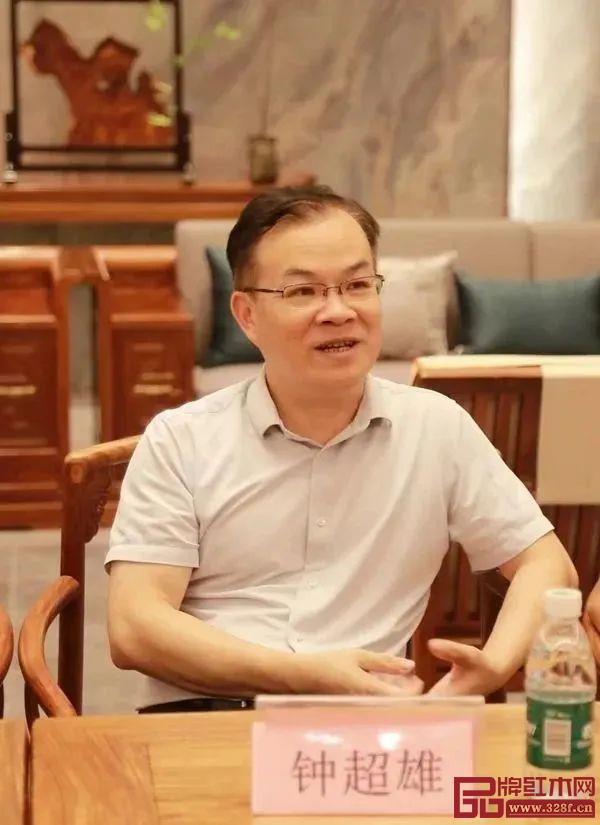 新会大泽古典家具行业协会会长、雄业家具董事长钟超雄发言 新会大泽古典家具行业协会会长、雄业家具董事长钟超雄发言