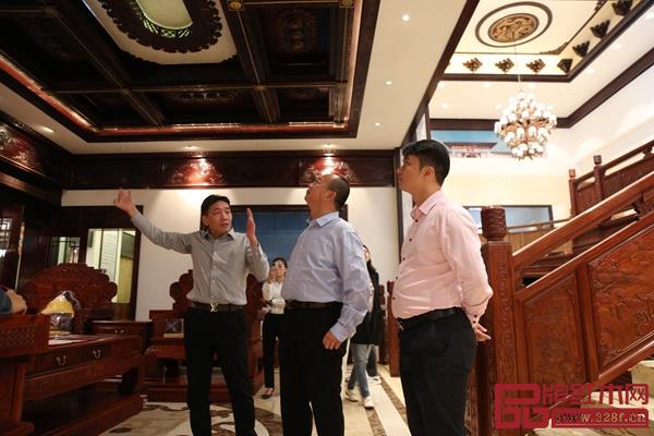 故宫博物院周京南研究员一行参观国方家居红木工艺整装样板间 故宫博物院周京南研究员一行参观国方家居红木工艺整装样板间