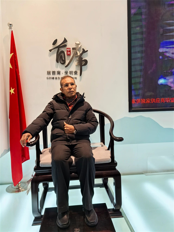 【东帝汶前总统鲁瓦克亲自体验明堂家居产品】 【东帝汶前总统鲁瓦克亲自体验明堂家居产品】