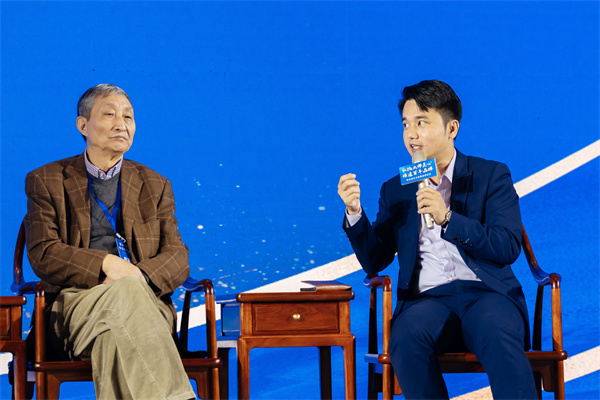 全联艺术红木家具专业委员会执行会长、品牌红木创始人、CEO林伟华发表看法 全联艺术红木家具专业委员会执行会长、品牌红木创始人、CEO林伟华发表看法