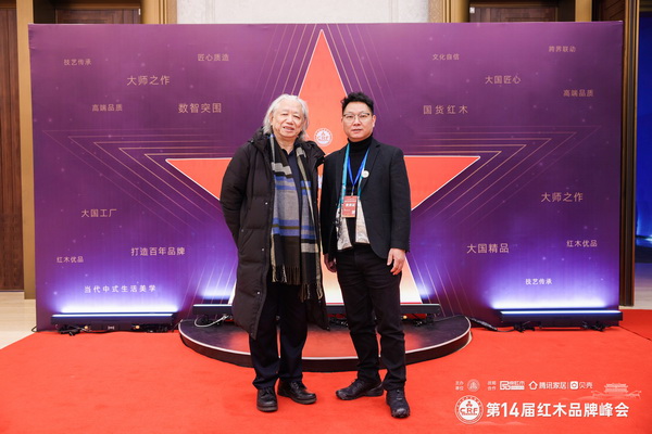 全联民间文物艺术品商会创会会长宋建文(左)与鼎顺红木蒋国顺合影 全联民间文物艺术品商会创会会长宋建文(左)与鼎顺红木蒋国顺合影