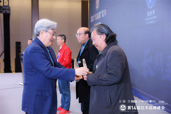 全国人大法律委员会原副主任、全国政协原常委、全国工商联原常务副主席孙安民(左)为金彪云(右)颁奖 全国人大法律委员会原副主任、全国政协原常委、全国工商联原常务副主席孙安民(左)为金彪云(右)颁奖