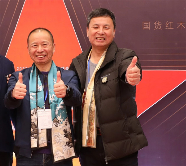 喜迎红红木董事长陆飞跃(右)和中国林产工业协会红木分会会长吴劲松(左)合影 喜迎红红木董事长陆飞跃(右)和中国林产工业协会红木分会会长吴劲松(左)合影