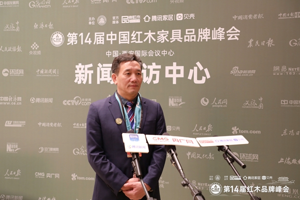 国方家居创始人陈新平在品牌峰会现场接受众多媒体联合采访 国方家居创始人陈新平在品牌峰会现场接受众多媒体联合采访