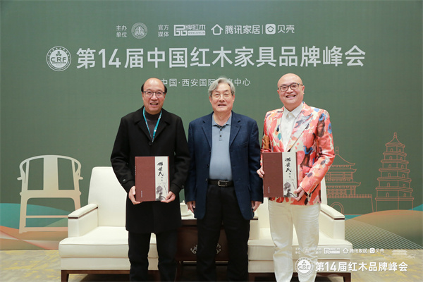 全国人大法律委员会原副主任、全国政协原常委、全国工商联原常务副主席孙安民(中)卓木王董事长杜承三(左)、总裁杜长江(右)赠书 全国人大法律委员会原副主任、全国政协原常委、全国工商联原常务副主席孙安民(中)卓木王董事长杜承三(左)、总裁杜长江(右)赠书