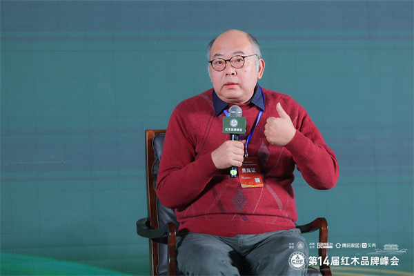 全联民间文物艺术品商会副会长、非物质文化遗产项目烫蜡技艺传承人于鸿雁在“创新驱动,数智突围”主题论坛上发表看法 全联民间文物艺术品商会副会长、非物质文化遗产项目烫蜡技艺传承人于鸿雁在“创新驱动,数智突围”主题论坛上发表看法