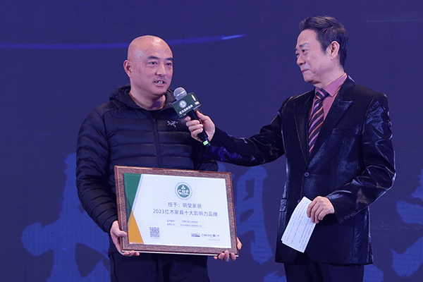 明堂家居总经理助理徐志峰在台上接受央视主持人赵保乐的采访 明堂家居总经理助理徐志峰在台上接受央视主持人赵保乐的采访